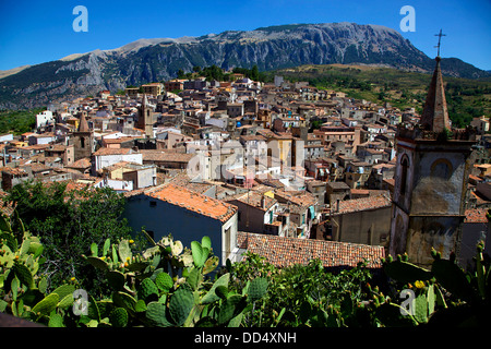 Blick auf das Dorf Isnello in den Madonie-Bergen bei Palermo, Sizilien, Italien. Kleine italienische Stadt und Naturlandschaft in Sicilia, Italia Stockfoto