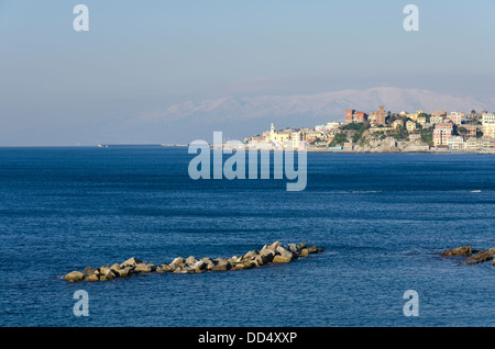 Boccadasse mit schneebedeckten Bergen in Genua Stockfoto