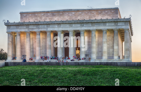 Lincoln Memorial bei Sonnenuntergang mit Touristen, Washington DC, USA Stockfoto