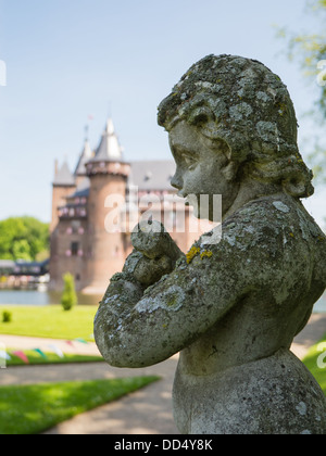 Cherub in den Gärten des mittelalterlichen niederländischen Schloss de Haar in der Provinz Utrecht Stockfoto