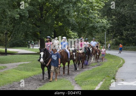 Gruppe von Kinder im Teenageralter haben eine Gruppe Reitlektion im Prospect Park in Brooklyn, NY. Stockfoto