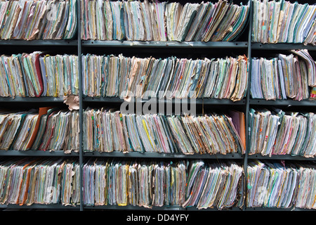 Regale im Lager gefüllt mit Office Papiere, Ordner und Dateien, die jetzt an die digitale Speicherung transkribiert worden. Stockfoto