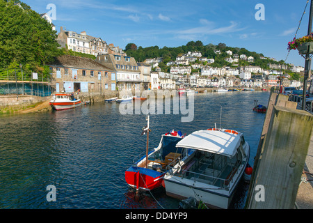 Looe Hafen Cornwall mit Boote vertäut und Blau von Himmel und Meer an einem sonnigen Sommertag Stockfoto