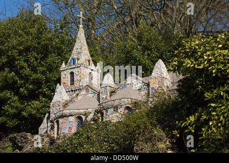 Guernsey 2013. Die kleine Kapelle. dekoriert mit gebrochenen Keramik Stockfoto