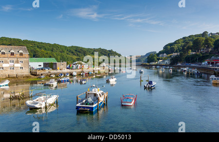 Looe Fluss Cornwall mit Booten und Yachten und blaues Meer und Himmel an einem sonnigen Sommertag, fotografiert von der Brücke Stockfoto