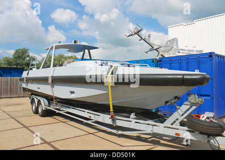 Neues Boot auf dem Trailer in einer holländischen Werft. Die Niederlande Stockfoto
