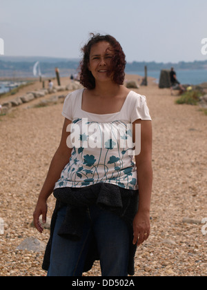 40 Jahre alte Frau an der Küste, UK 2013 Stockfoto