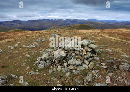 Blick über den Gipfel des Rampsgill Head fiel, Nationalpark Lake District, Cumbria County, England, UK. Stockfoto