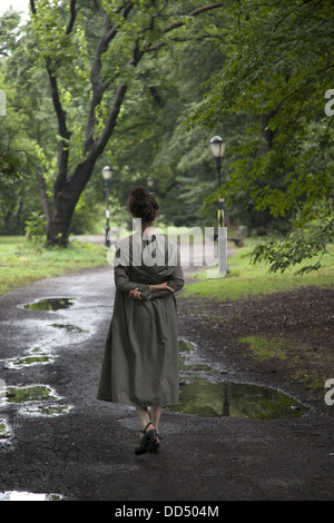 Junge Frau im Prospect Park nach einem Regen in Brooklyn, New York. Stockfoto