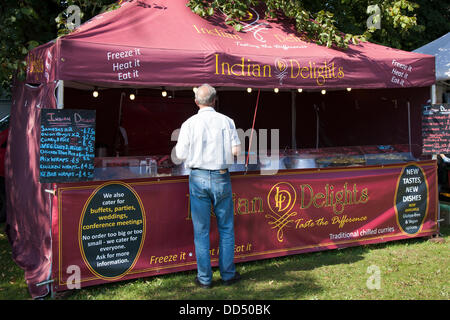 Stonyhurst College, Clitheroe, Großbritannien. 26 August, 2013. Indische Köstlichkeiten Catering und Imbiss an der Great British Food Festival stattfindet, in der Ribble Valley auf der ganzen Bank Holiday Wochenende ein grosser Erfolg von den Organisatoren gelobt. Die Veranstaltung umfasste 80 lokale Produzenten innen und außen und bietet eine tolle Mischung aus den feinsten lokalen Zutaten und warmes Essen von Fantastisch warmes und kaltes Essen angeboten. Stockfoto