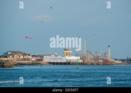 Gesamtansicht auf einen warmen Sommerabend bei blauem Himmel durch den Hafen von Portsmouth, Clarence Pier mit großen Drachen hier gesehen Stockfoto