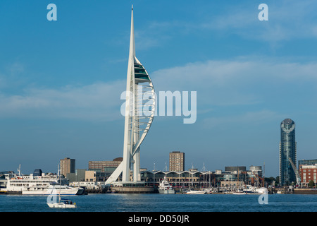 Gesamtansicht auf einen warmen Sommerabend bei blauem Himmel durch den Hafen von Portsmouth, der Spinnaker Tower und ein Gunwharf Quay Stockfoto