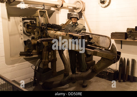 Guernsey 2013. Deutsche Besetzung Museum. Bunker-Pistole mit Prüfpuppe in uniform Stockfoto