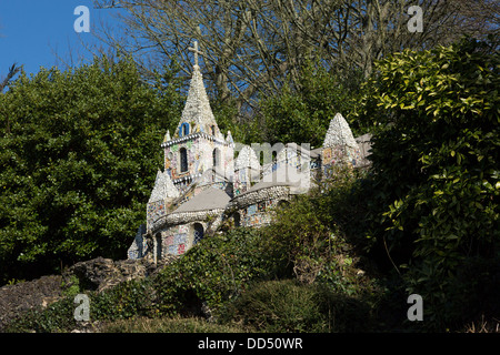 Guernsey 2013. Die kleine Kapelle. dekoriert mit gebrochenen Keramik Stockfoto