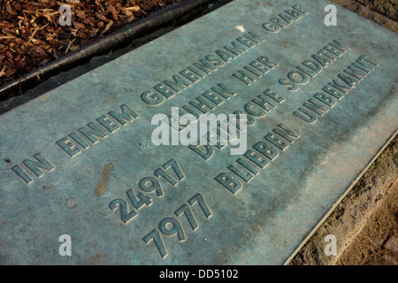 Massengrab auf German First World War One Militärfriedhof Deutscher Soldatenfriedhof Langemark / Studentenfriedhof, Belgien Stockfoto