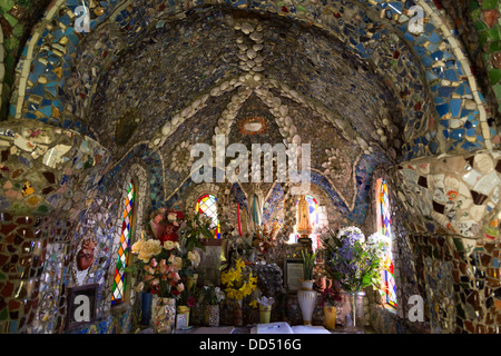 Guernsey 2013. Die kleine Kapelle. dekoriert mit gebrochenen Keramik Stockfoto