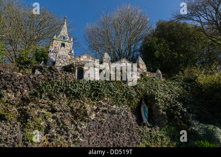 Guernsey 2013. Die kleine Kapelle. dekoriert mit gebrochenen Keramik Stockfoto