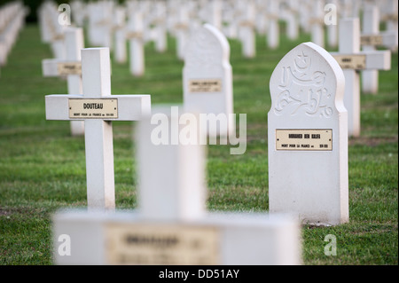 Moslemische Stele unter französischen Gräbern im ersten Weltkrieg ein Friedhof Cimetière National Français de Saint-Charles de Potyze, Belgien Stockfoto