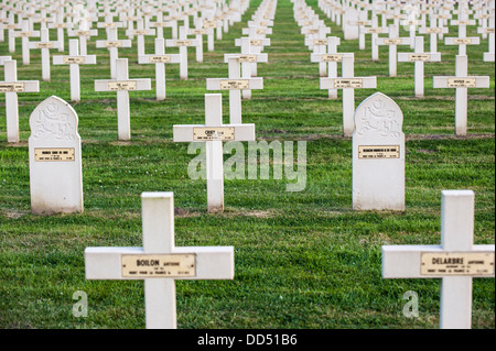 Muslimische Stelen unter französischen Gräbern, Erster Weltkrieg Friedhof Cimetière National Français de Saint-Charles de Potyze, Belgien Stockfoto