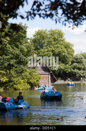 Battersea Bootfahren Teich im Sommer - London-UK Stockfoto