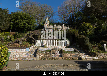 Guernsey 2013. Die kleine Kapelle. dekoriert mit gebrochenen Keramik Stockfoto