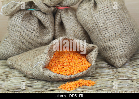 Rote Linsen in Jute-Tasche, Nahaufnahme Stockfoto