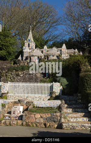 Guernsey 2013. Die kleine Kapelle. dekoriert mit gebrochenen Keramik Stockfoto