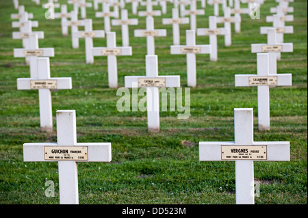 Französische Gräber auf dem ersten Weltkrieg ein Friedhof Cimetière National Français de Saint-Charles-de-Potyze in der Nähe von Ypern, Belgien Stockfoto