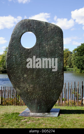 Barbara Hepworth Skulptur "Einzelnes Formular" in Battersea Park - London-UK Stockfoto