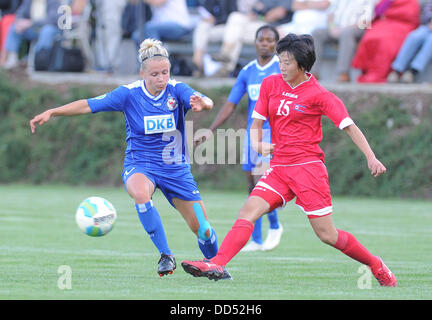 Potsdams Julia Simic (L) wetteifert für den Ball der Nordkoreas Kim Nam Hi während der Frauen Fußball-Testspiel zwischen 1. FFC Turbine Potsdam und der nordkoreanischen Nationalmannschaft auf dem Sportplatz des FC Deetz in Gross Kreutz, Deutschland, 26. August 2013. Foto: BERND SETTNIK Stockfoto