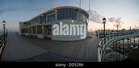 Panorama des Art-Deco-Gebäude am Ende des Piers Worthing, West Sussex, UK Stockfoto