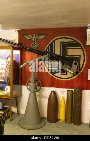 Guernsey 2013. Deutsche Besetzung Museum. Lightgun und Dritte Reich Flagge Stockfoto