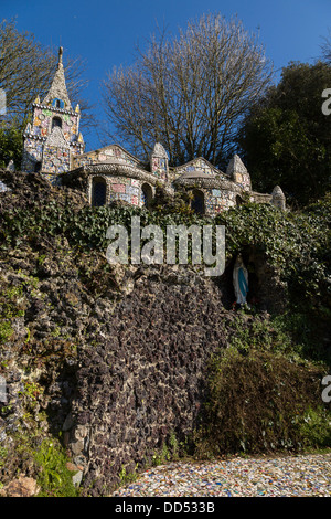 Guernsey 2013. Die kleine Kapelle. dekoriert mit gebrochenen Keramik Stockfoto