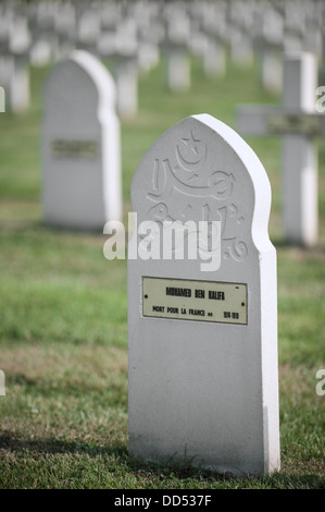 Moslemische Stele unter französischen Gräbern im ersten Weltkrieg ein Friedhof Cimetière National Français de Saint-Charles de Potyze, Belgien Stockfoto