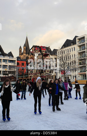 Kölner Weihnachtsmarkt, Eislaufen Menschen, Köln Köln, Deutschland 