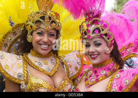 London, UK. 26. August 2013. Notting Hill Karneval 2013, der traditionelle Karnevalsumzug Erwachsene Tag auf Bank Holiday Montag. Tänzerinnen und Tänzer aus der Paraiso Schule der Samba, immer bereit für die Parade. Foto: Nick Savage/Alamy Live-Nachrichten Stockfoto