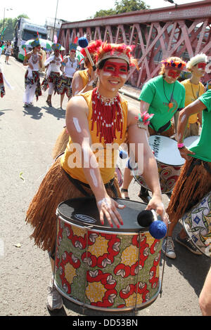 London, UK. 26. August 2013. Trommler unterhalten Massen Kensal unterwegs. Bildnachweis: David Mbiyu / Alamy Live News Stockfoto