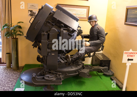 Guernsey 2013. Deutsche Besetzung Museum. Suchscheinwerfer mit Prüfpuppe in uniform Stockfoto