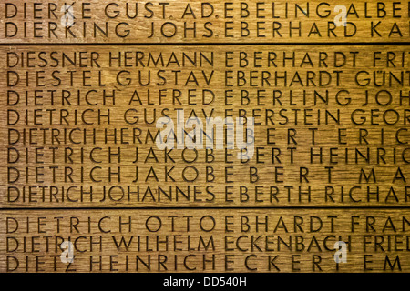 Namen der gefallenen German First World War One bei WW1 Deutscher Soldatenfriedhof Langemark / Studentenfriedhof, Belgien Stockfoto