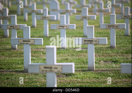 Französisch Gräber im ersten Weltkrieg ein Friedhof Cimetière National Français de Saint-Charles de Potyze, Ypern, Flandern, Belgien Stockfoto