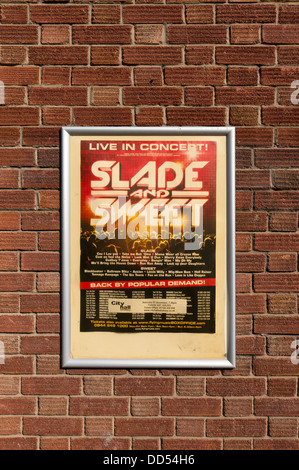 Gerahmte Poster Werbung 70er Jahre britische Popgruppen Slade und Sweet in Konzert UK Stockfoto