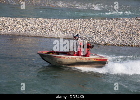 Feuerwehr Rettungsboot in den Bow River Stockfoto