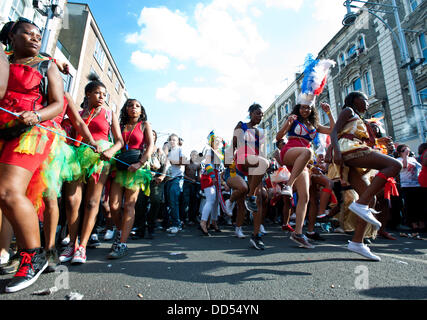 London, UK - 26. August 2013: Nachtschwärmer tanzen während der jährlichen Parade auf dem Notting Hill Carnival. Stockfoto