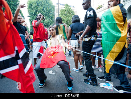 London, UK - 26. August 2013: ein junger Mann tanzt, während die jährliche Parade auf dem Notting Hill Carnival. Stockfoto