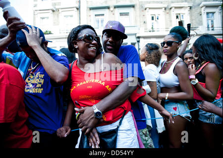 London, UK - 26. August 2013: Nachtschwärmer tanzen während der jährlichen Parade auf dem Notting Hill Carnival. Stockfoto