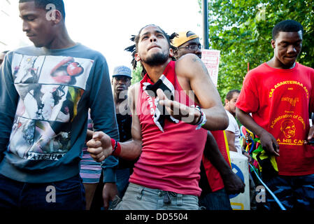 London, UK - 26. August 2013: ein junger Mann tanzt für die Kamera während der jährlichen Parade auf dem Notting Hill Carnival. Stockfoto