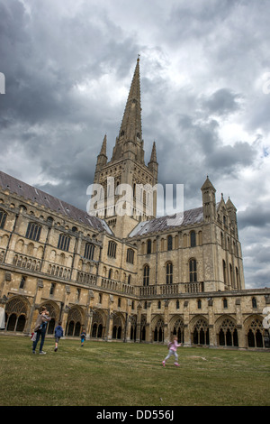 Norwich Kathedrale aus der Kreuzgang mit einer Familie spielen auf das Labyrinth Stockfoto