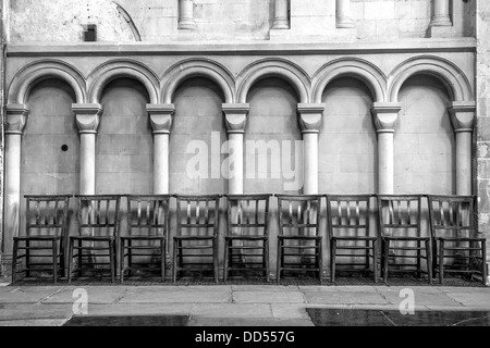 Stühle unter den Bögen im südlichen Querschiff der Norwich Kathedrale. Stockfoto