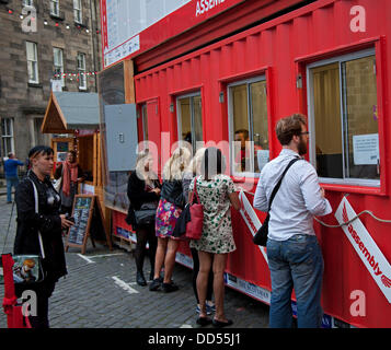 Edinburgh, UK. 26. August 2013. Edinburgh Festival Fringe berichtet, dass seine höchste jemals Kartenverkauf bei rund 1,9 Millionen aufgenommen um 5 % gegenüber dem Vorjahr. Diese Tickets wurden bis hin zur letzten Minute an der Versammlung Box Office in George Square bezogen werden. Bildnachweis: Bogen weiß/Alamy Live-Nachrichten Stockfoto