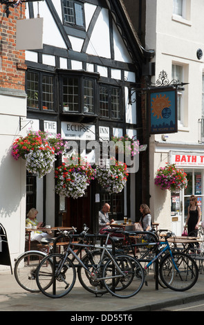 Berühmten englischen Pubs The Eclipse Inn on The Square im Stadtzentrum von Winchester Stockfoto